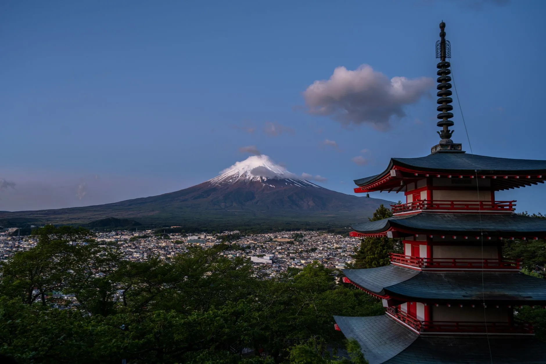 Le mont Fuji et la pagode Chureito au crépuscule