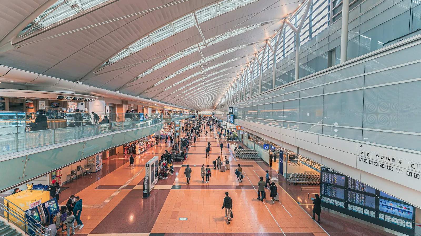 Hall de l'aéroport de Haneda à Tokyo, avec voyageurs et bagages