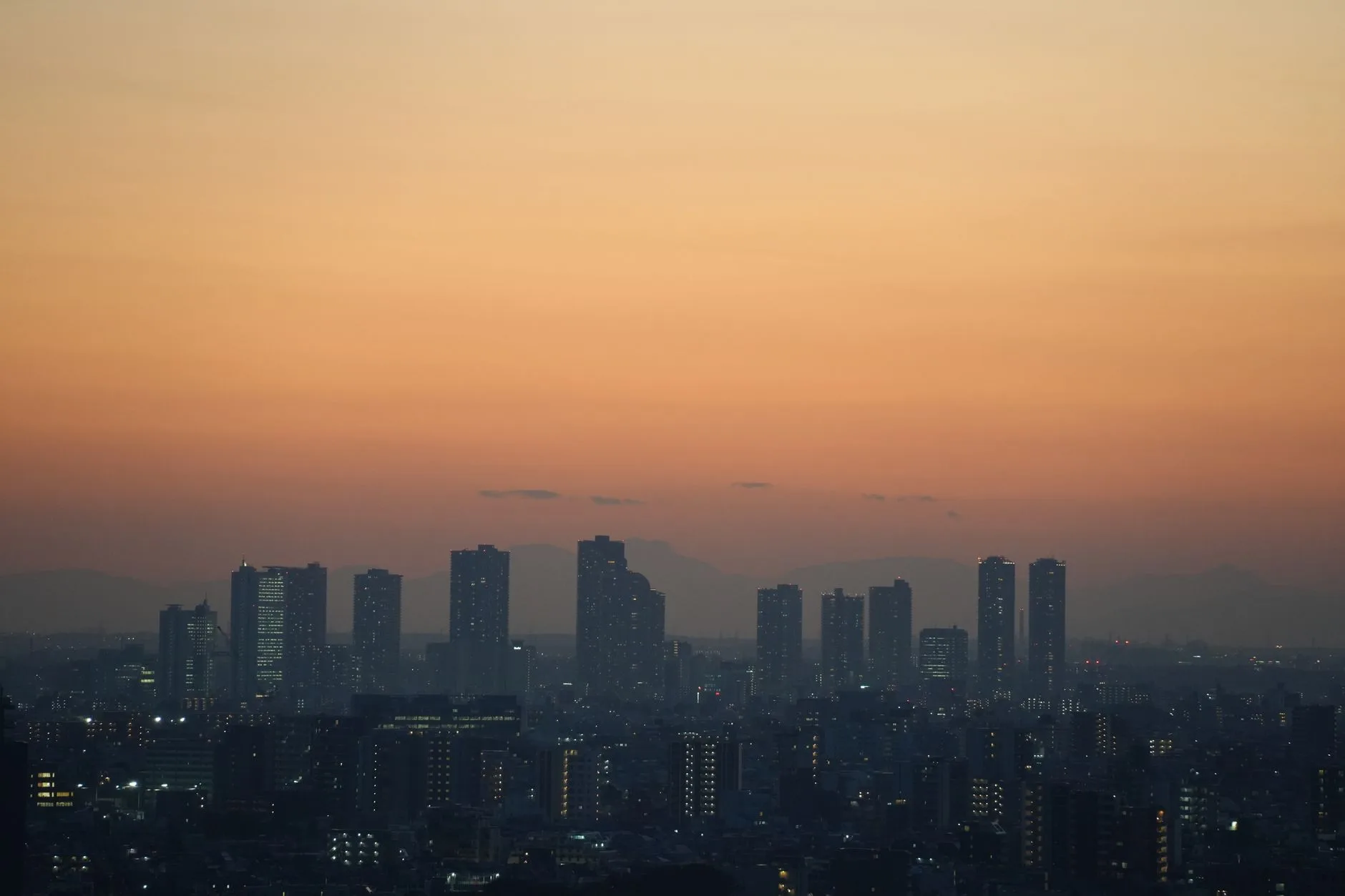 Vue sur les gratte-ciel de Tokyo au crépuscule