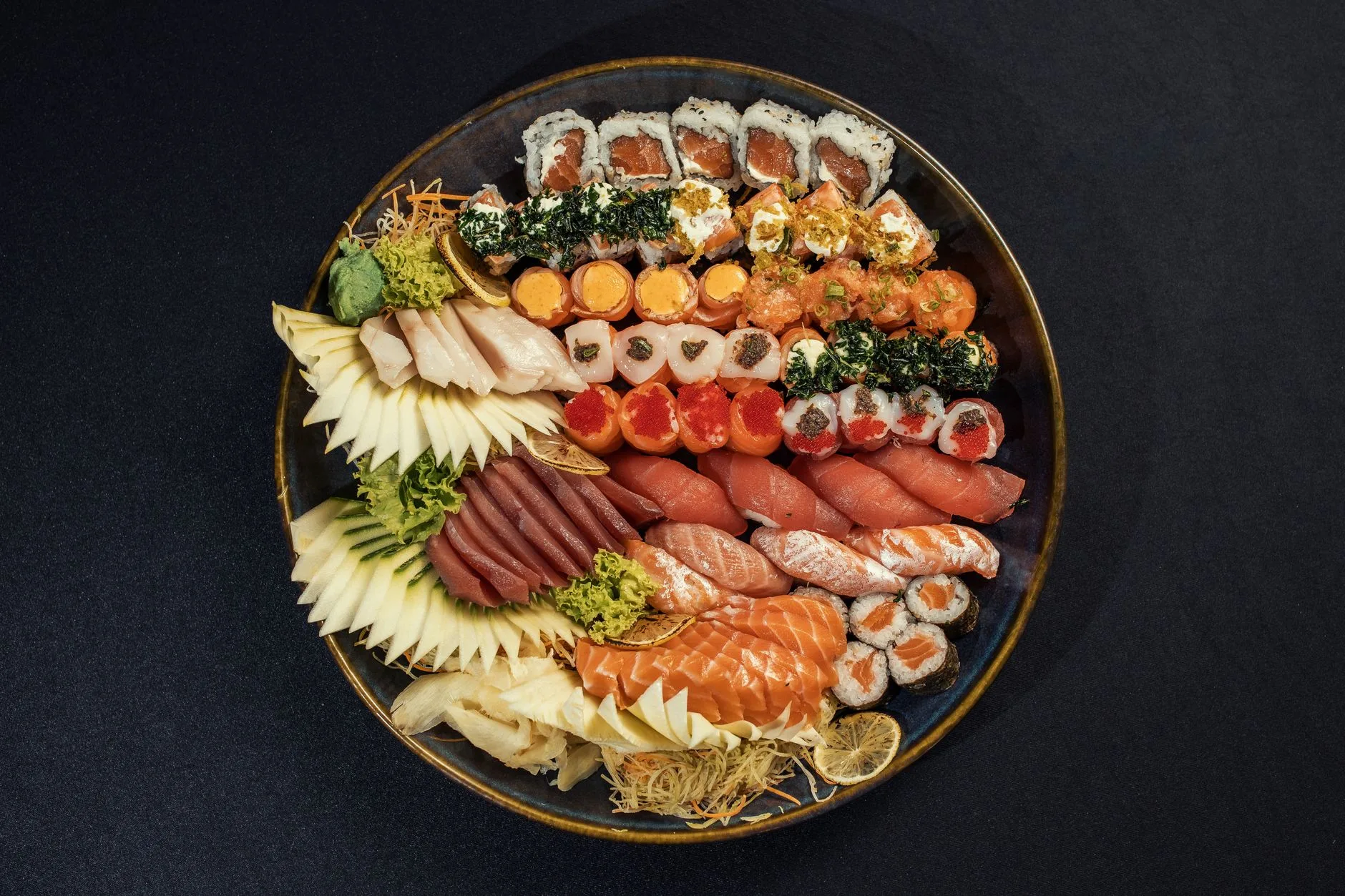 Plateau de sushis et sashimis assortis